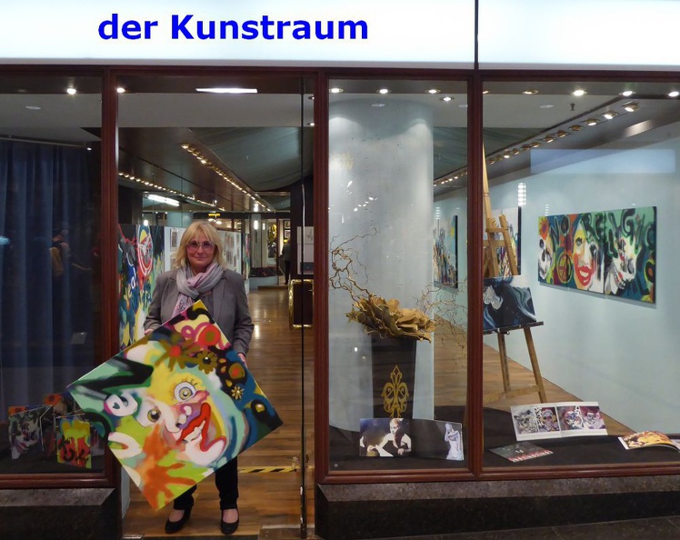 Karen im Kunstraum1.jpg